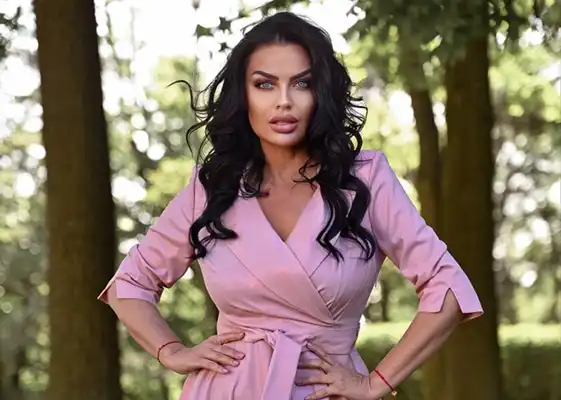Modele rozā DANA Collection kleitā ārā