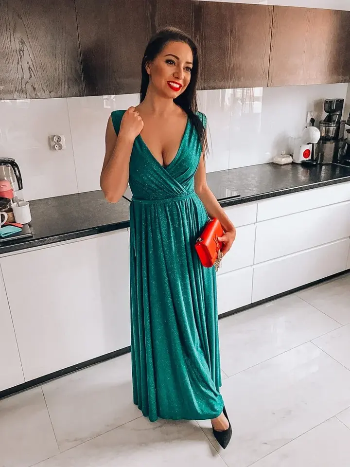 Modele garā zaļā kleitā DANA Collection